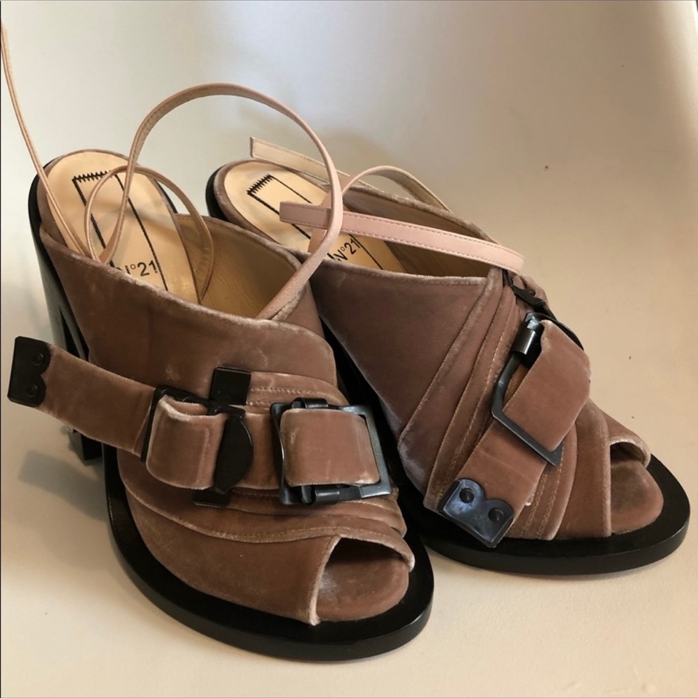 No. 21 buckled leather velvet satin chunky heels. Beautiful shoe